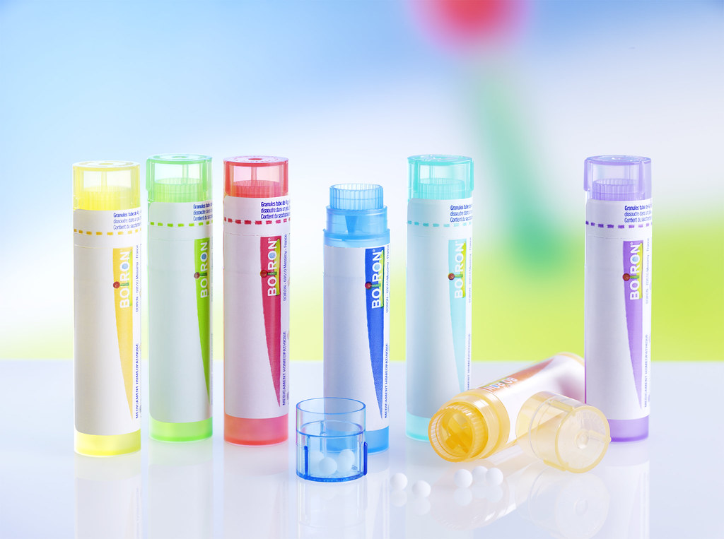 tubes d'homéopathie de différentes couleurs